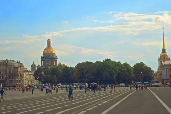 Isaakievskiy Katedrali ve Admiralty görünümü — Stok fotoğraf