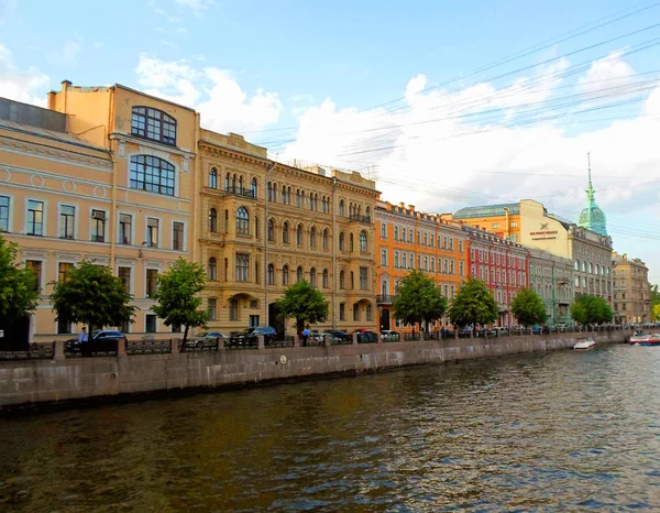 Budynki i kanałem w mieście Petersburg — Zdjęcie stockowe