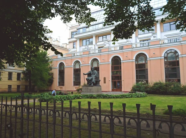 Denkmal für den berühmten russischen Schriftsteller i. s. turgenev — Stockfoto