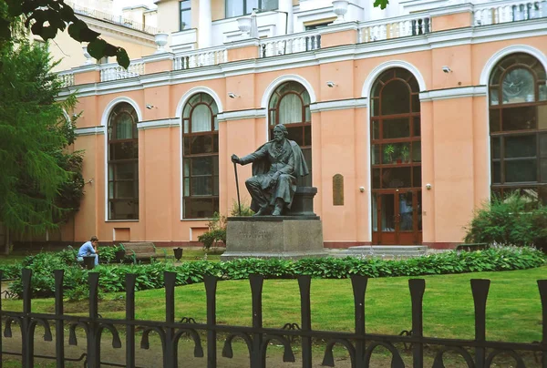 Monumento ao famoso escritor russo I.S. Turgenev. — Fotografia de Stock