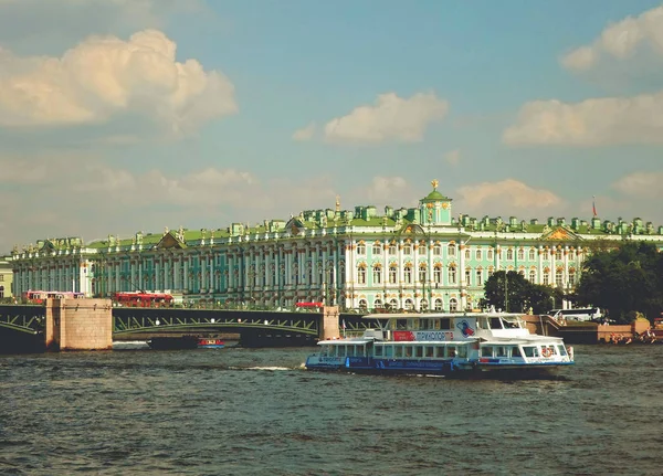 Weergave van de Hermitage museum en de rivier de Neva — Stockfoto