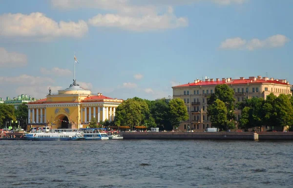 Uitzicht op de rivier de Neva in Sint-Petersburg — Stockfoto