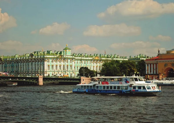 Weergave van de Hermitage museum en de rivier de Neva — Stockfoto