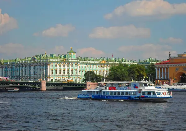 エルミタージュ国立美術館とサンクトペテルブルクのネヴァ川 — ストック写真