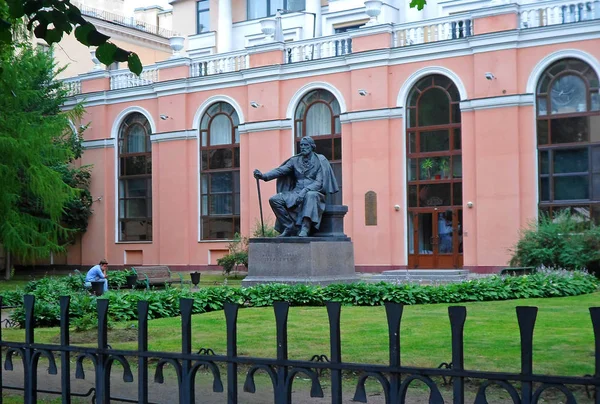 Monumento ao famoso escritor russo I.S. Turgenev, São Petersburgo — Fotografia de Stock