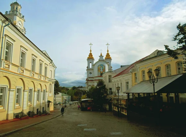 Calle Suvorov cerca de la iglesia Voskresenskaya (Rynkovaya) — Foto de Stock
