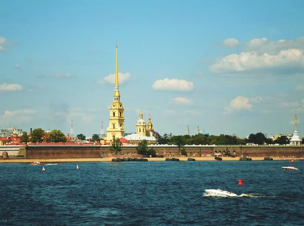 De Peter en Paul Fortress en de rivier de Neva — Stockfoto