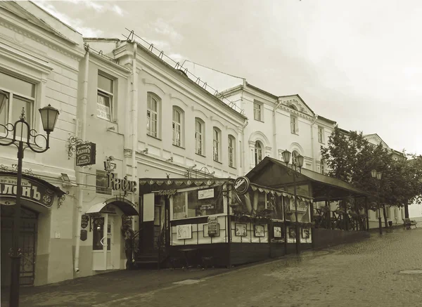 Calle Suvorov cerca de la iglesia Voskresenskaya (Rynkovaya) — Foto de Stock