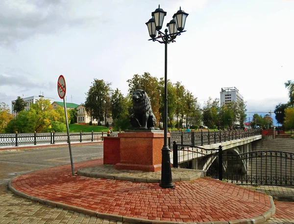 Bronze lion near Pushkin Bridge in Vitebsk — Stock Photo, Image