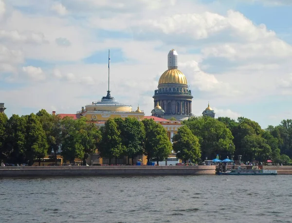 Rzeka Neva i Katedra św Izaaka — Zdjęcie stockowe