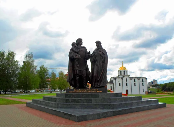 纪念碑王子亚历山大 · 涅夫斯基和他的妻子 — 图库照片