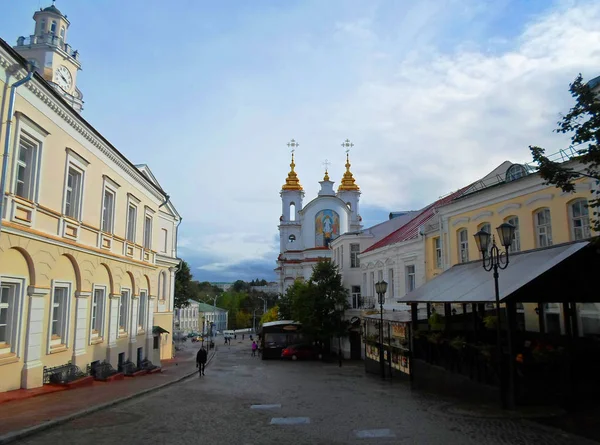 Calle Suvorov cerca de la iglesia Voskresenskaya (Rynkovaya) — Foto de Stock