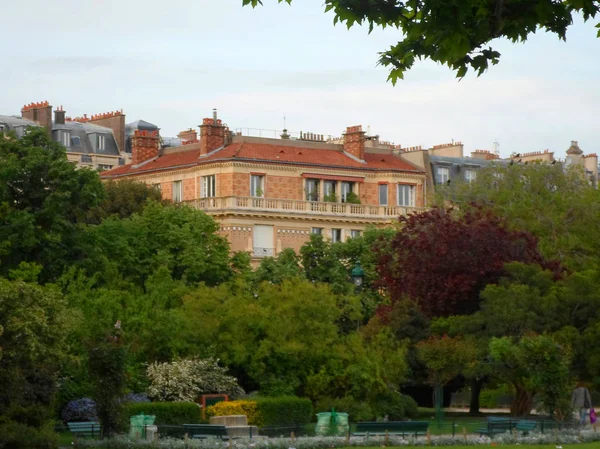 Casas antiguas y el parque en París —  Fotos de Stock