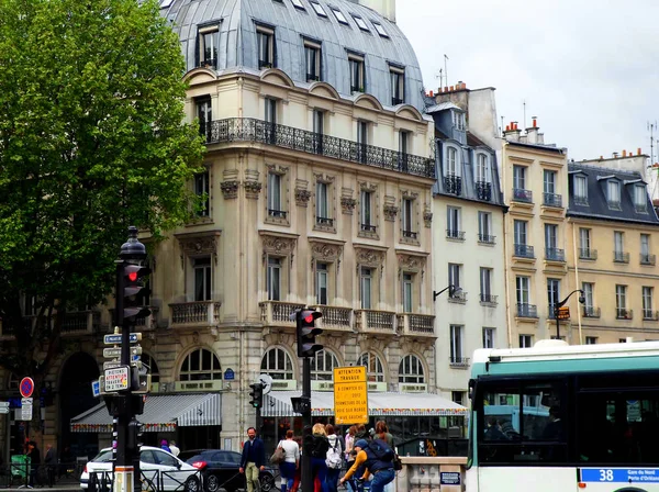 Människor och typisk parisisk arkitektur — Stockfoto