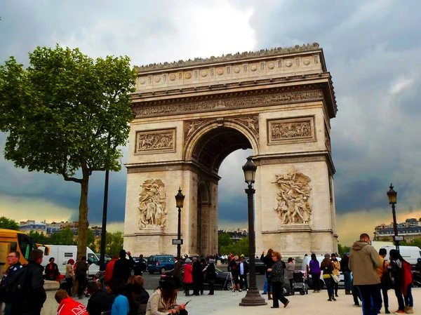 Turisti vicino Arc de Triomphe — Foto Stock