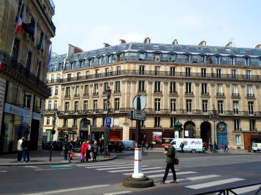 paris sokaklarında