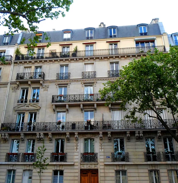 Traditionell parisisk arkitektur — Stockfoto
