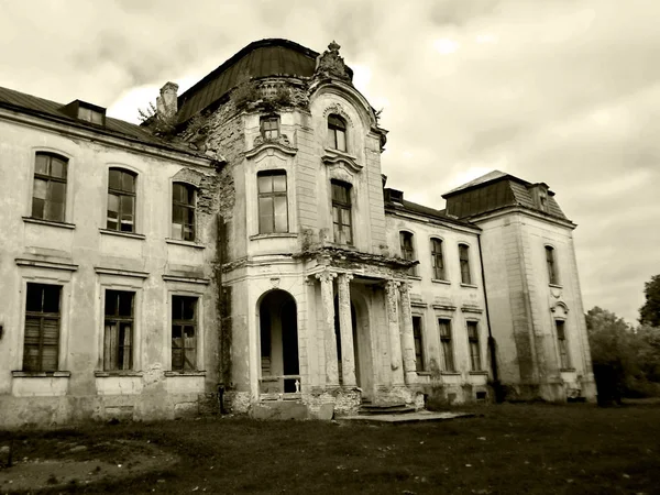 Palais abandonné en Biélorussie — Photo