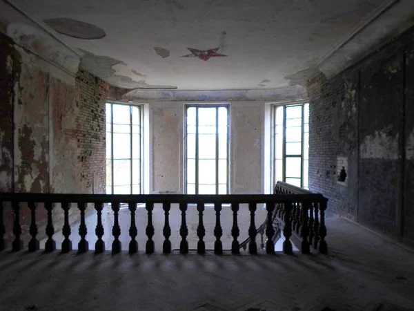 Interior do palácio abandonado na Bielorrússia — Fotografia de Stock