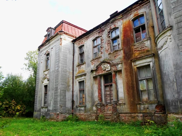 在白俄罗斯座废弃的宫殿 — 图库照片