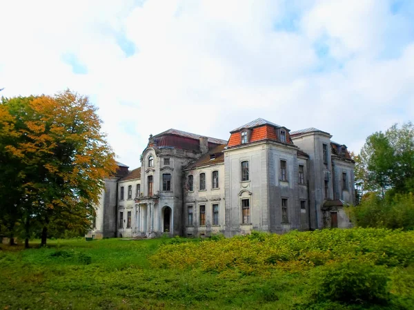Palacio abandonado en Belarús — Foto de Stock