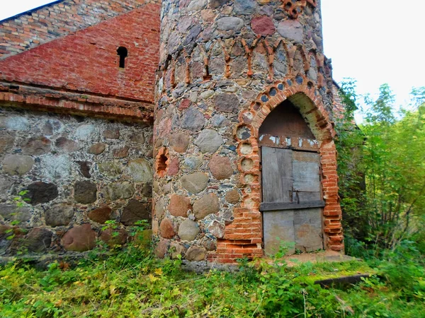 Старая заброшенная башня — стоковое фото