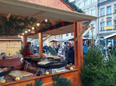 Kimliği belirsiz kişi yıllık geleneksel Noel Fuar Gıda ticaret Poznan, Polonya - Aralık 2017
