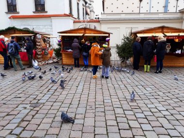 Kimliği belirsiz kişi yıllık geleneksel Noel Fuar Gıda ticaret Poznan, Polonya - Aralık 2017