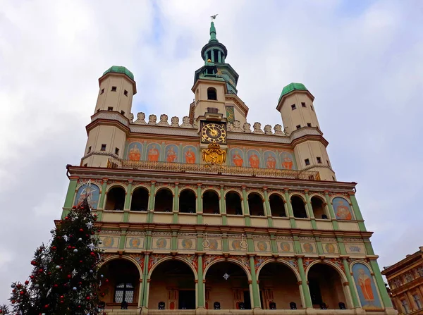 Árbol Navidad Fachada Del Edificio Del Ayuntamiento Renacentista Poznan Polonia — Foto de Stock