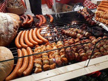 Noel pazarı Poznan, Polonya - Aralık 2017 Grill'de büyük asılı üzerinde ızgara sosis çeşitleri 