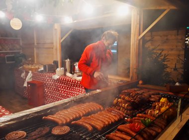 Poznan, Polonya - 02 Aralık 2017: insanlar yavru Poznan Noel pazarında büyük asılı ızgara ızgara sosis