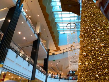 Berlin, Almanya-3 Aralık 2017. Bir alışveriş merkezinde Noel süslemeleri