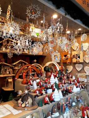 Vienna, Avusturya - 16 Aralık 2017: Noel süsleri piyasada