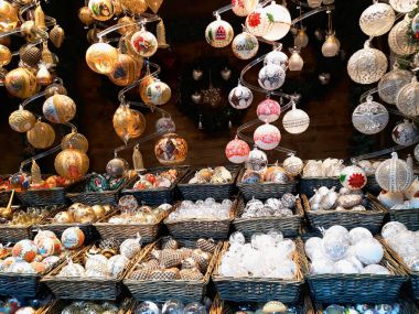 Vienna, Avusturya - 16 Aralık 2017: Noel süsleri piyasada