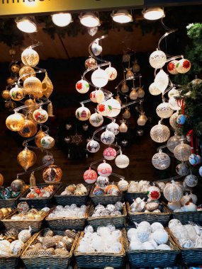 Vienna, Avusturya - 16 Aralık 2017: Noel süsleri piyasada