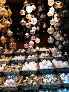 Vienna, Avusturya - 16 Aralık 2017: Noel süsleri piyasada