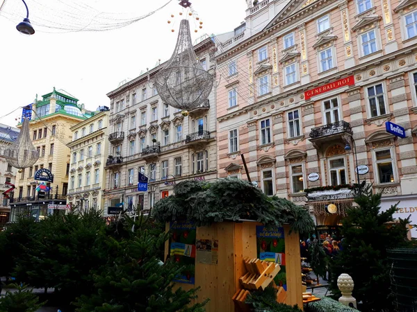 Vienna, Avusturya - 16 Aralık 2017: Noel ağaçları Graben sokakta 