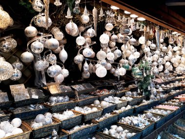 Vienna, Avusturya - 16 Aralık 2017: Noel süsleri piyasada