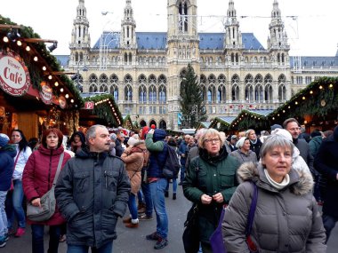Vienna, Avusturya - 16 Aralık 2017: Uzun boylu Gotik binanın Viyana Belediye Binası (Rathaus) ve geleneksel Noel Pazar