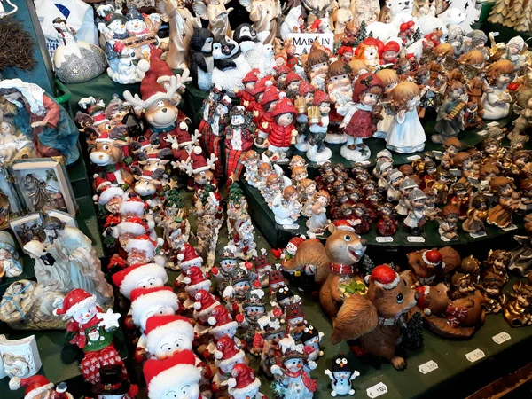 Vienna, Avusturya - 16 Aralık 2017: Noel süsleri piyasada