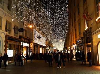 Vienna, Avusturya - 16 Aralık 2017: Viyana sokaklarında Festival aydınlatma
