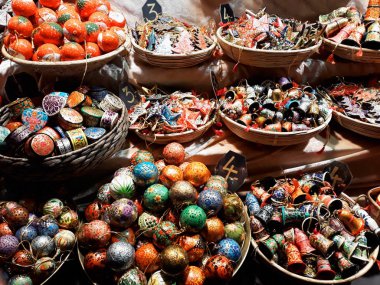 Vienna, Avusturya - 16 Aralık 2017: Noel süsleri piyasada