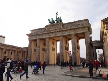 Berlin, Almanya - 3 Aralık 2017: The Brandenburg Gate, bir 18. yüzyıldan kalma Neoklasik anıt Berlin