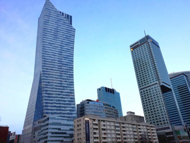 Varşova, Polonya - 15 Aralık 2017: Modern yüksek binalar şehir merkezinde