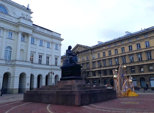Varsavia Polonia Dicembre 2017 Monumento Nicolaus Copernicus Fronte Palazzo Staszic — Foto Stock