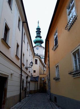 Bratislava, Slovakya - 15 Aralık 2017: Bratislava eski şehir mimarisi