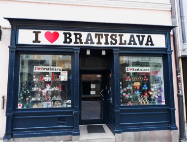Bratislava, Slovakya - 15 Aralık 2017: Bratislava eski kasaba Hediyelik ve Hediyelik eşya dükkanı