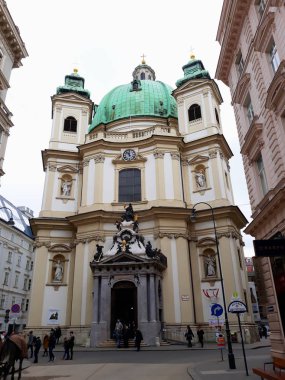 Vienna, Avusturya - 16 Aralık 2017: Viyana şehir merkezinde tarihi binalar