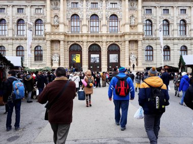 Viyana, Avusturya - 16 Aralık 2017: Viyana'daki Maria Theresa Meydanı Sanat Tarihi Müzesi