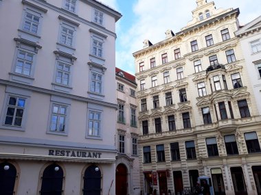 Vienna, Avusturya - 16 Aralık 2017: Viyana şehir merkezinde tarihi binalar